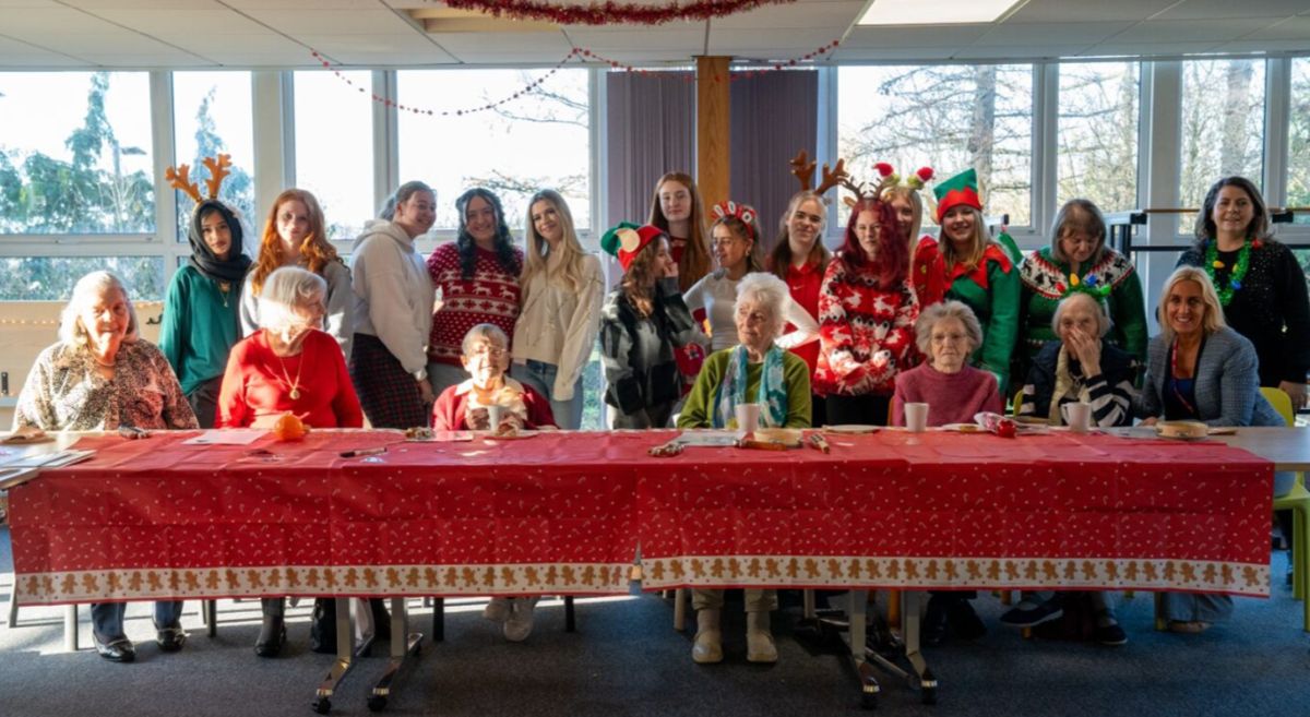 Picture of Oakmont Lodge residents with students